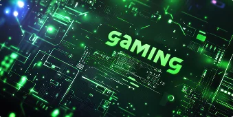 Een persoon zit aan een bureau met meerdere computerschermen waarop digitale kaarten worden weergegeven in een donkere kamer. De ruimte straalt met groen licht, wat een hightech, futuristische sfeer uitstraalt.