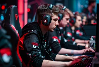 Esports-spelers zijn intens geconcentreerd, dragen headsets en zitten achter computers in een slecht verlichte gamingarena. Rode en blauwe verlichting zorgt voor extra spanning.