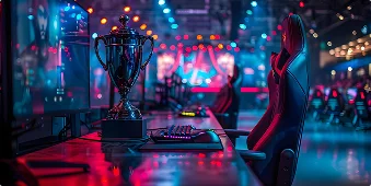 Een persoon met een koptelefoon op, gezien van achteren, zit aan een bureau met twee schermen in een futuristische kamer. Neonlichten en grote monitoren tonen levendige digitale graphics.